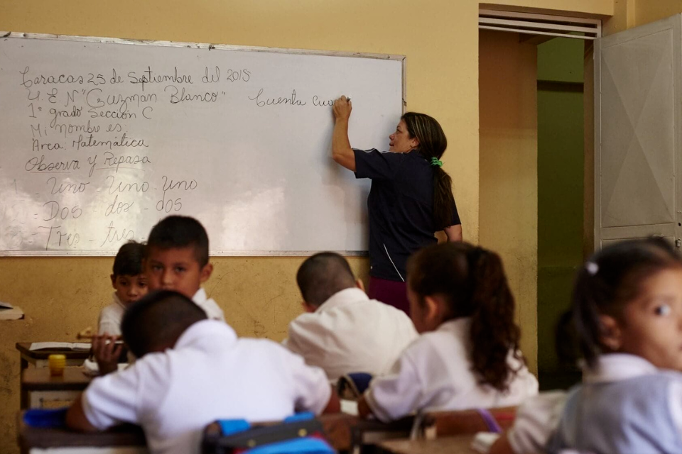 Docentes denuncian que el Ministerio de Educación les está robando el pago por sus años de servicio