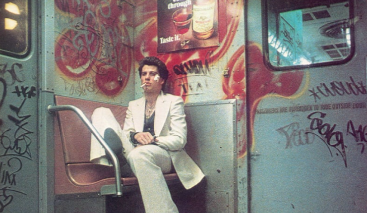 Subastan por una millonada el icónico traje blanco de John Travolta de “Fiebre del Sábado Noche”