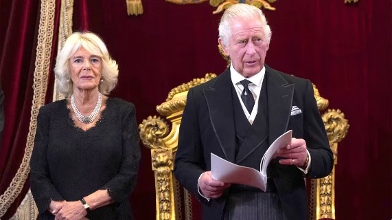Casa Real británica reveló el diseño de las invitaciones para la coronación del rey Carlos III y la reina Camilla