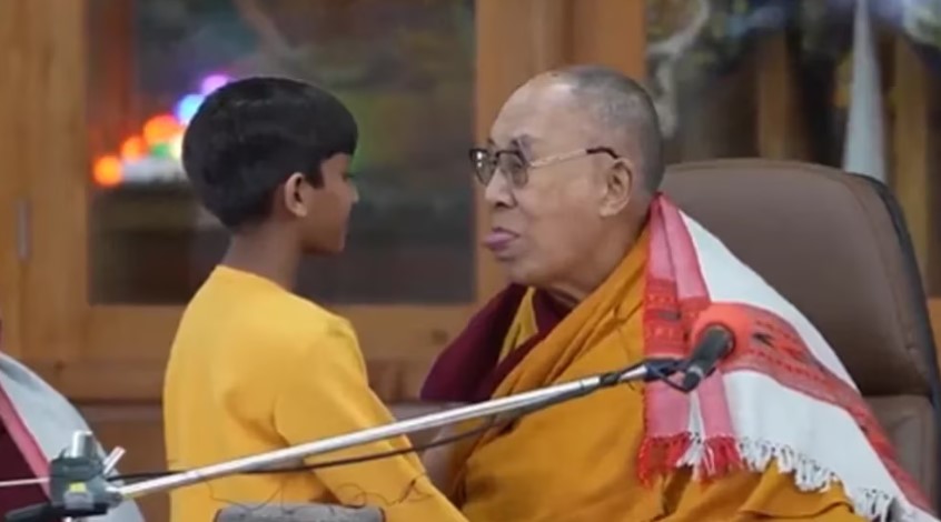 El Dalai Lama se disculpa tras pedir a un niño que “chupe su lengua”