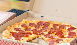 Investigan muerte de una pizzera italiana cuestionada por defender a clientes en internet
