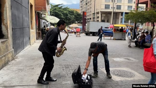 El saxofón que recorre “apagadas” calles de Caracas (VIDEO)