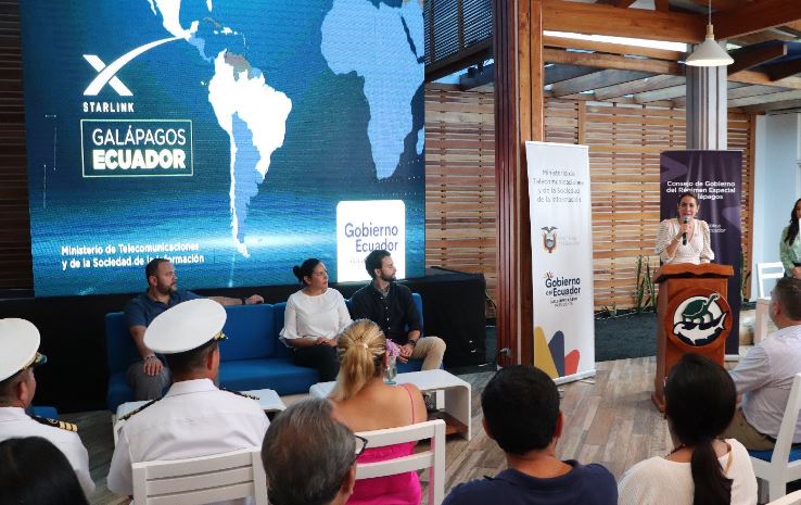 Ecuador inaugura en Galápagos operación satelital de Starlink, firma de Elon Musk