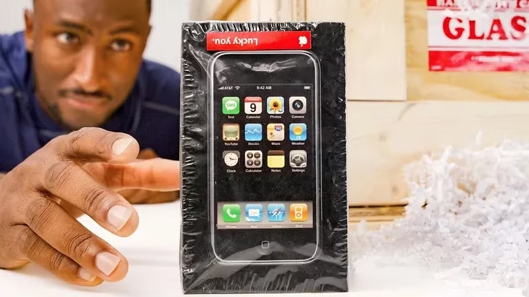 VIDEO: Youtuber pagó 40 mil dólares por un iPhone original precintado y “profanó” la caja frente a cámara