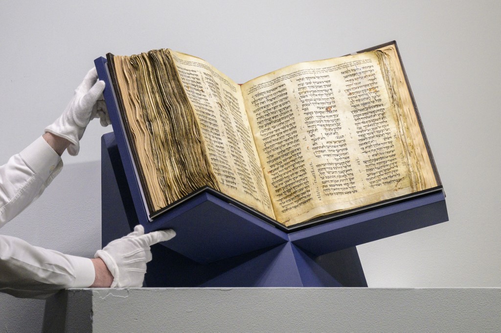 Milenaria biblia se convirtió en el manuscrito más caro de la historia, ¿por qué es tan especial?