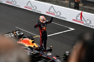 Verstappen, más líder al ganar en Mónaco por delante de Alonso