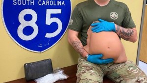 “Mamá” desvergonzada en Carolina del Sur: Decía estar embarazada, pero le nació un “bebé” de cocaína