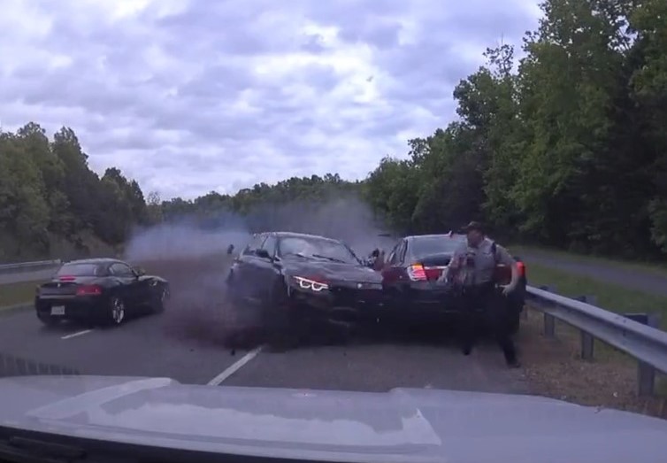 Un policía se salva por segundos de ser arrollado por un adolescente a casi 200 km/h (VIDEO)