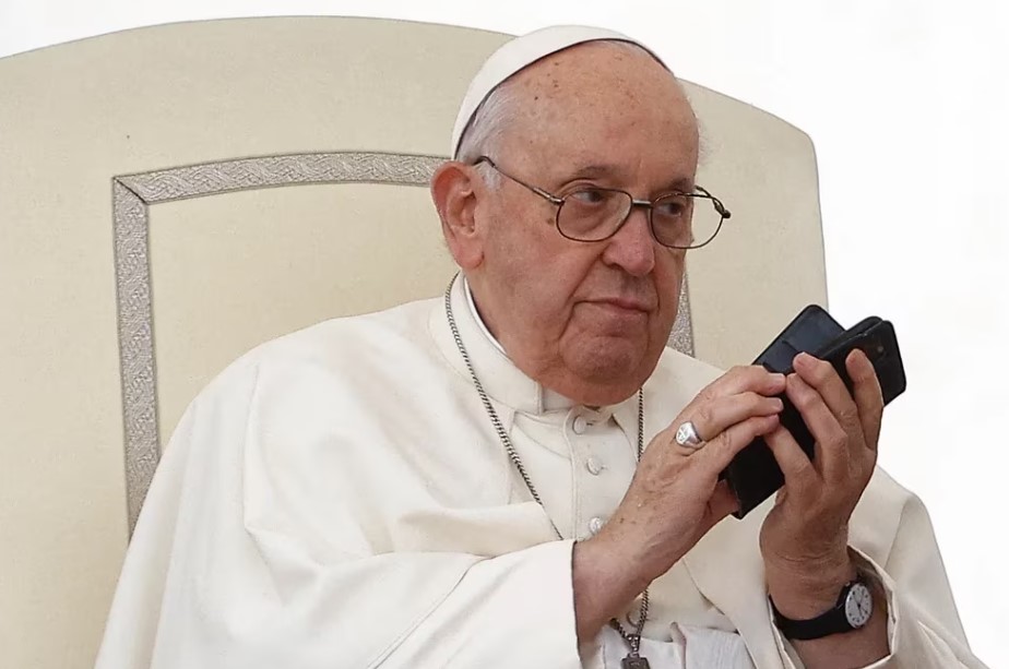 El papa Francisco retoma el trabajo desde el hospital