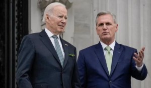 Biden y McCarthy alcanzan acuerdo para elevar límite de deuda de EEUU (Video)