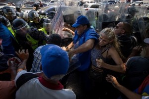 El País: Crece el malestar por los bajos salarios en Venezuela incluso entre los chavistas
