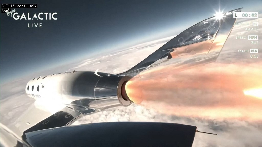 Virgin Galactic embarcó a sus primeros clientes en alucinante viaje fuera de la esfera terrestre