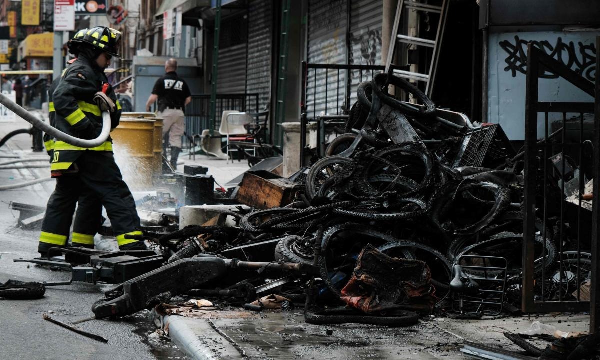 Tragedia en barrio chino de Manhattan: cuatro muertos por incendio de una tienda de bicicletas