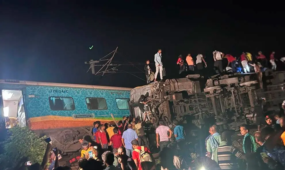 Al menos 30 muertos y 300 heridos en medio de un choque de trenes en el este de India