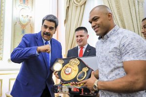 Maduro payaseó con el cinturón de boxeo que le regalaron sin sudar la gota gorda (VIDEO)