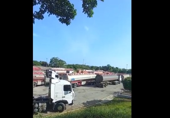 VIDEO muestra acumulación de cisternas para surtir combustible en una refinería de Pdvsa