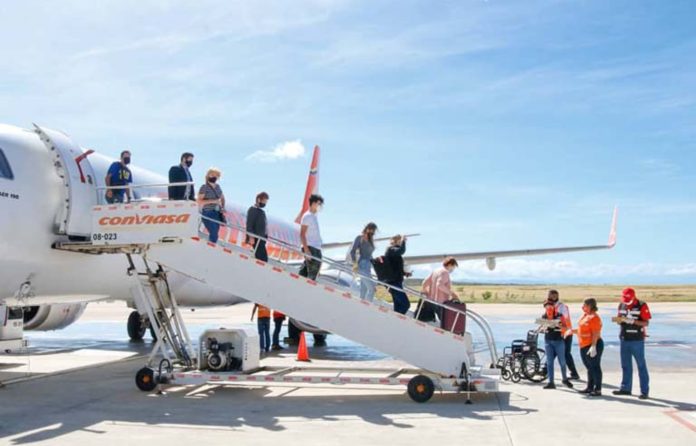 Miles de turistas rusos disfrutan las playas de Margarita mientras los venezolanos hacen colas por gasolina