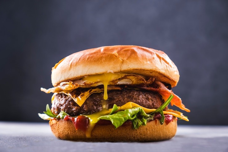 Polémica por local de comida que vendía combo de hamburguesa con el nombre de “Ana Frank” y papas “Adolf”