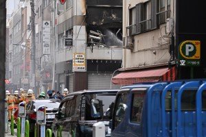 Cuatro heridos en el incendio de un edificio en Tokio