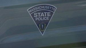 El insólito momento en que motorizado intenta huir de un oficial de policía en Massachusetts (VIDEO)