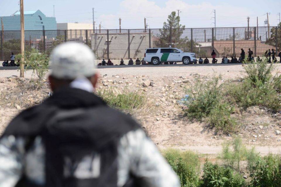 Venezolanos se quedan a las puertas del sueño americano: frustran cruce de decenas de migrantes en Texas