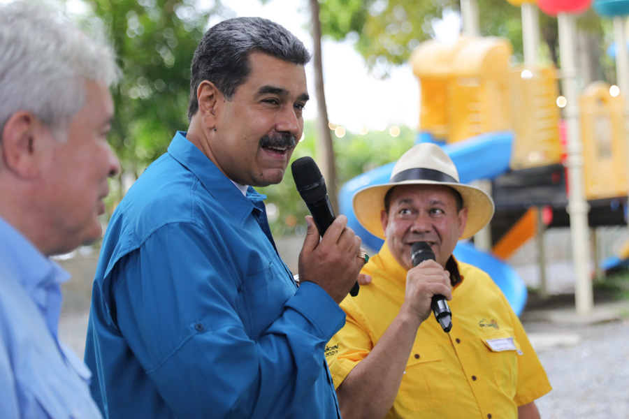 VIDEO: palo ‘e agua dejó al camarógrafo de Maduro más mojado que el piano del Titanic