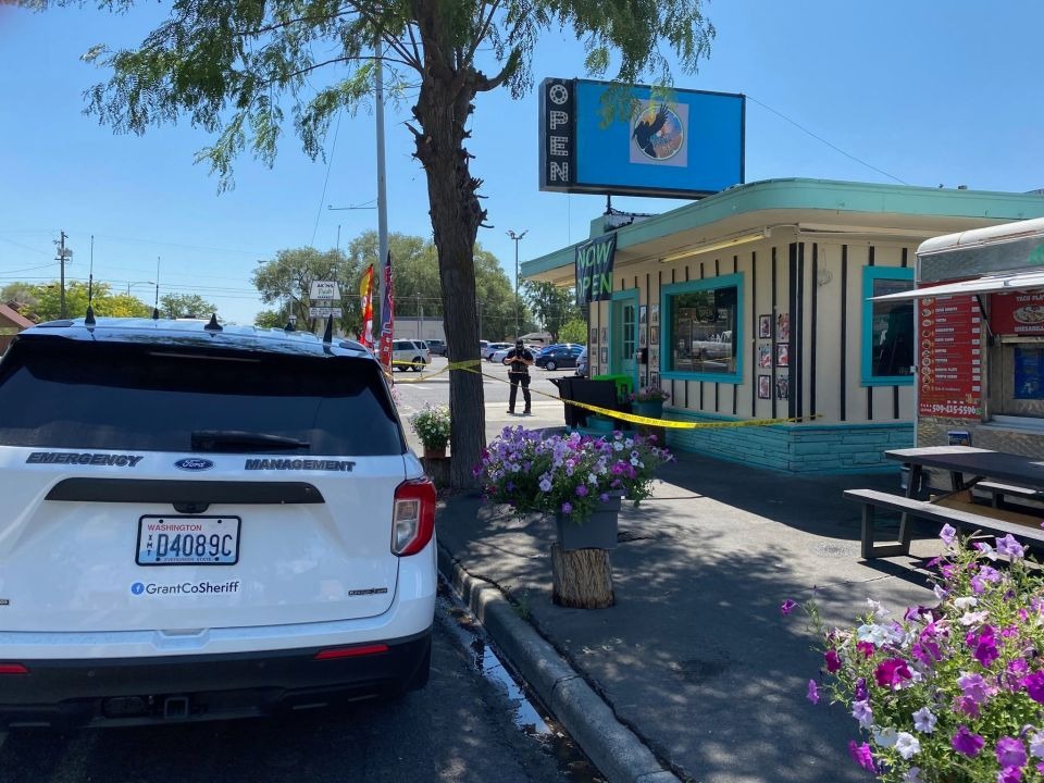 Le cortó la garganta a su esposa frente a tienda de helados en Washington