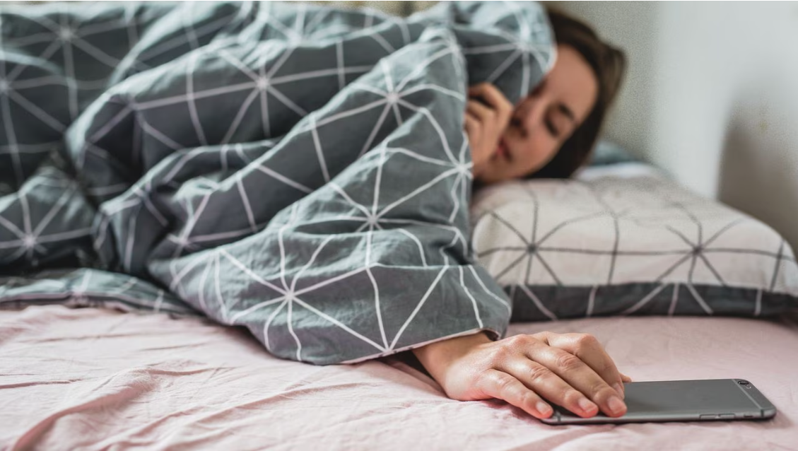 Los terribles daños a los que expones tu teléfono si lo dejas debajo de la almohada mientras duermes