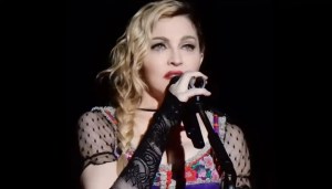 Madonna hizo estallar las redes con un sensual y pronunciado escote ante su regreso a los escenarios