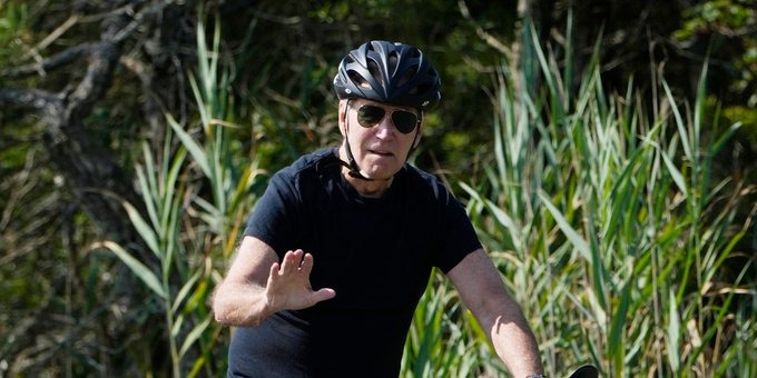 Biden da un paseo en bicicleta en residencia vacacional de Delaware e intenta evadir el escándalo con su hijo