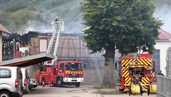 Al menos nueve muertos y dos desparecidos en el incendio de un albergue en Francia
