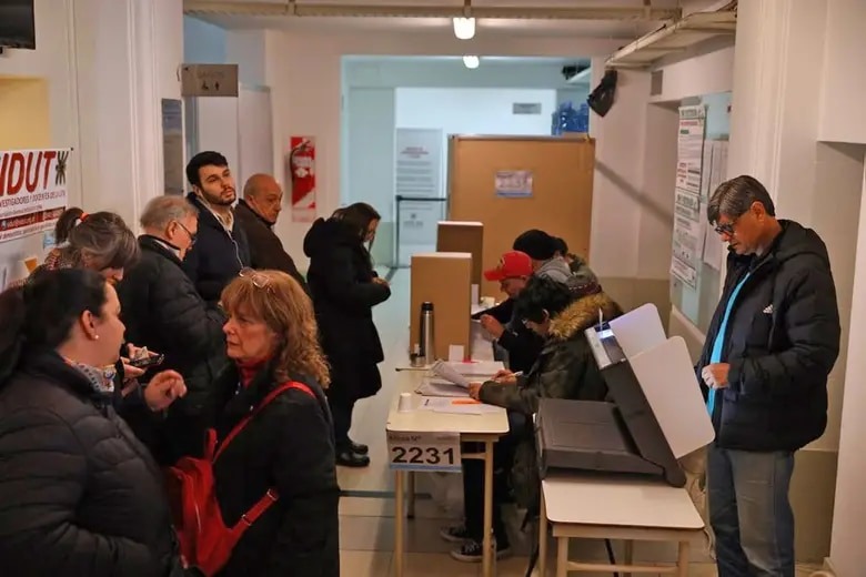 Gobierno argentino admitió que habrá demoras en el escrutinio tras incidentes en máquinas de votación (VIDEO)