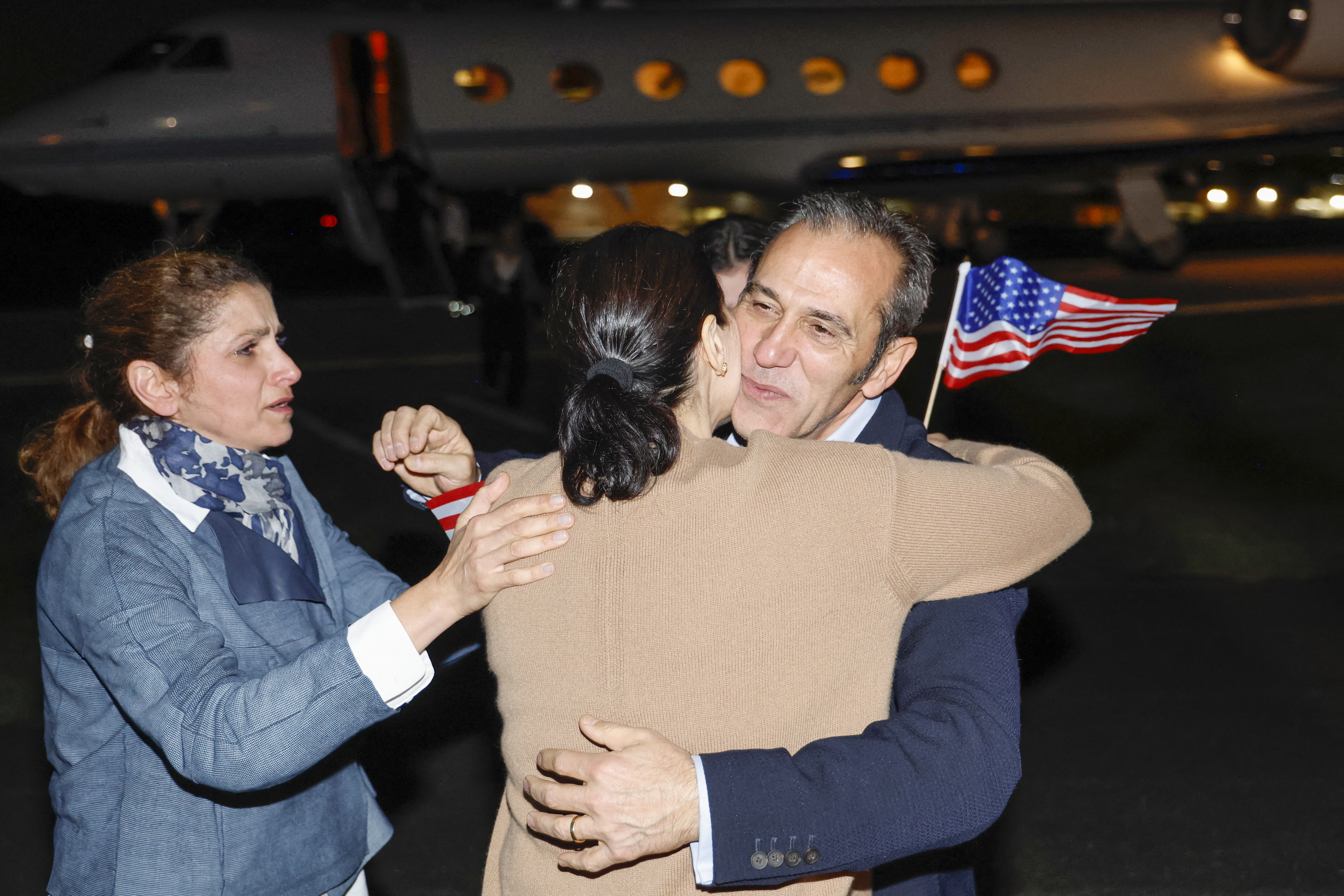 Estadounidenses liberados por el régimen de Irán aterrizan cerca de Washington