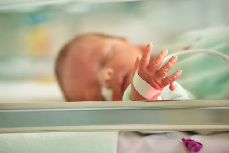 Niña nació con 26 dedos en India: familiares aseguran que es la reencarnación de un Dios