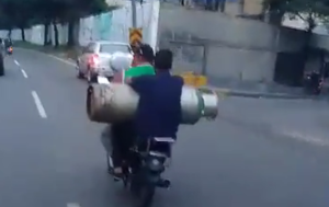 Se las ingeniaron para trasladar una bombona de 43 kilos sobre una moto en la autopista Francisco Fajardo (VIDEO)