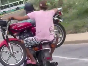 “Solo en Venezuela”: pillaron en VIDEO a un par de imprudentes cargando una moto encima de otra