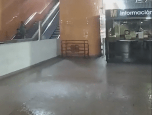 Fuertes lluvias provocaron una cascada dentro de estación del Metro en Petare (VIDEO)