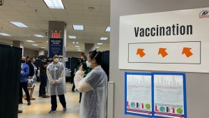 Neoyorquinos podrán aplicarse la vacuna actualizada del Covid gratis, sin importar su estatus migratorio
