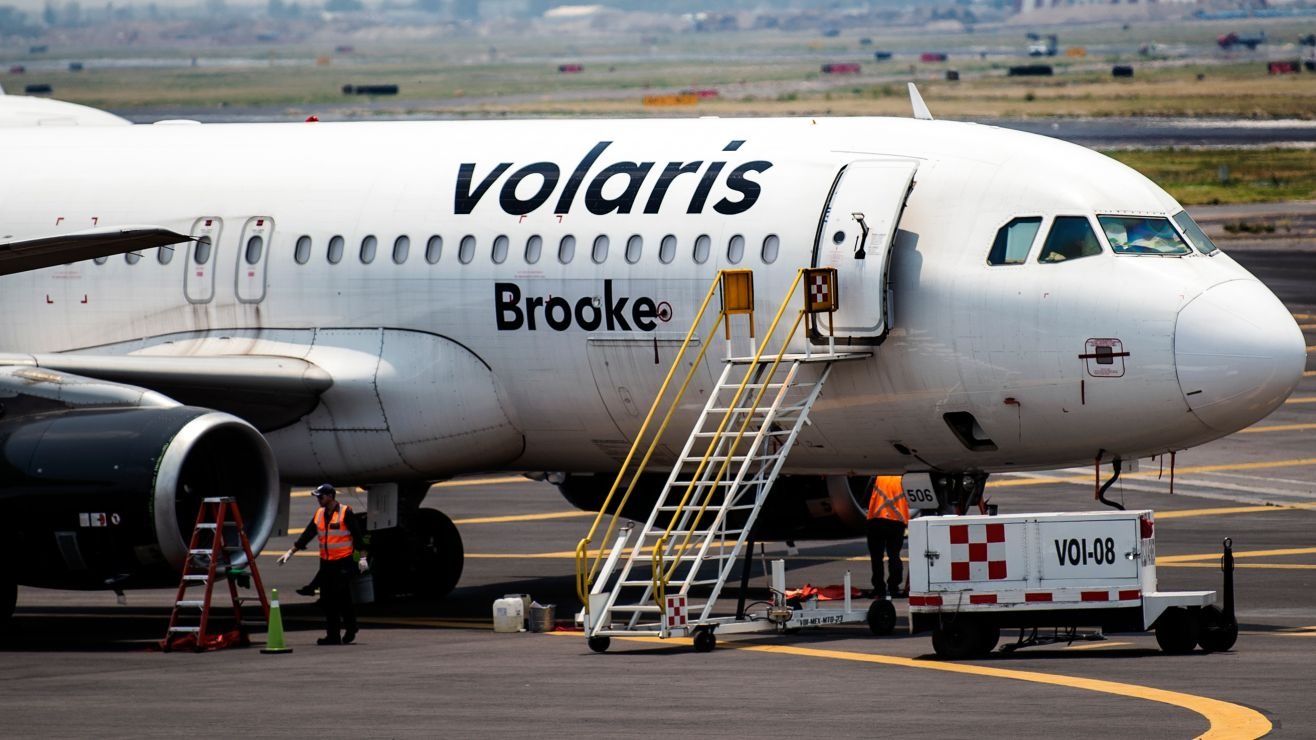 VIDEO: Saltó una barda en un aeropuerto y logró colarse en un avión