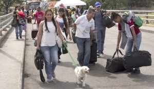 Las mascotas acompañan a los migrantes a cruzar la frontera entre Venezuela y Colombia