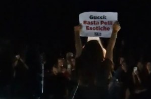 Activista de Peta irrumpe en el desfile de Gucci en la Semana de la Moda de Milán (Video)