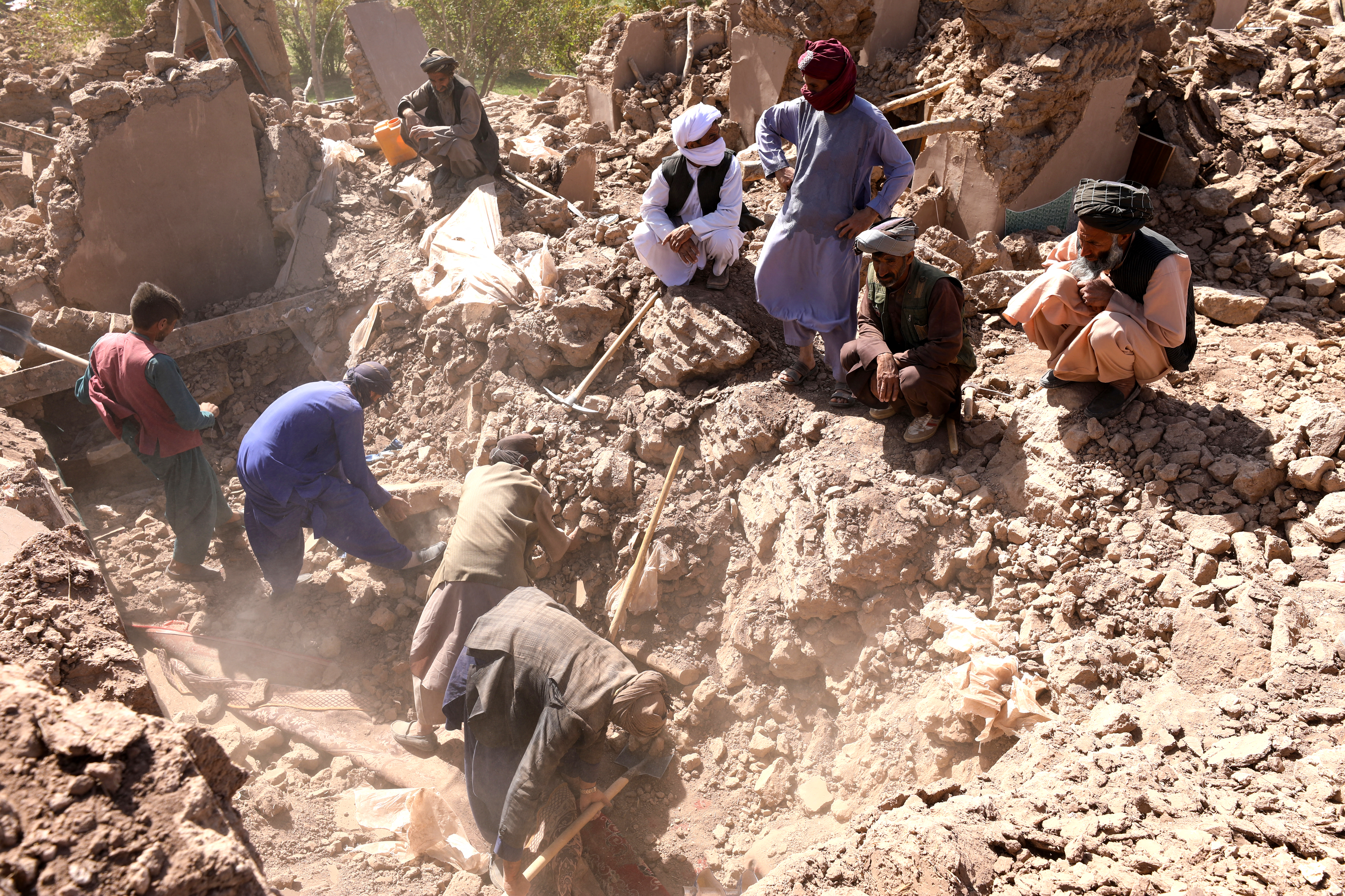 Sigue la búsqueda de personas atrapadas tras el sismo que golpeó Afganistán