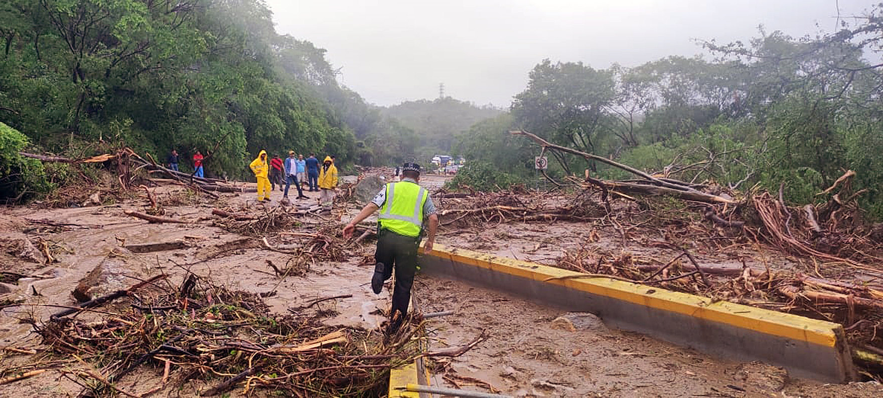 Al menos 27 muertos y cuatro desaparecidos por el azote del huracán Otis en México