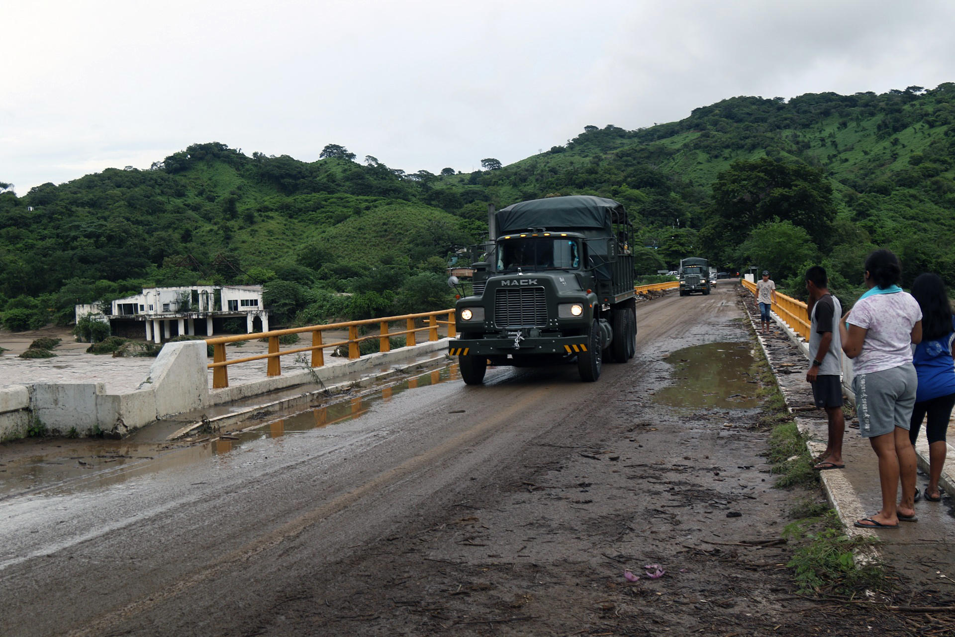 Acapulco permanece incomunicado tras devastador paso del huracán Otis