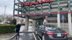 Pánico en Chicago: Tiroteo en un Walgreens dejó a dos hombres heridos, uno de ellos de gravedad