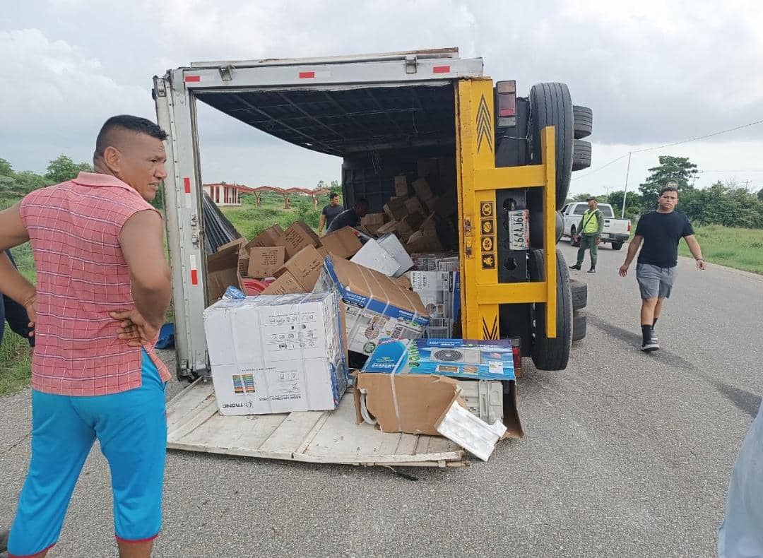 Camión de electrodomésticos se volcó en la carretera Lara – Zulia y el chófer regaló algunos productos (VIDEO)