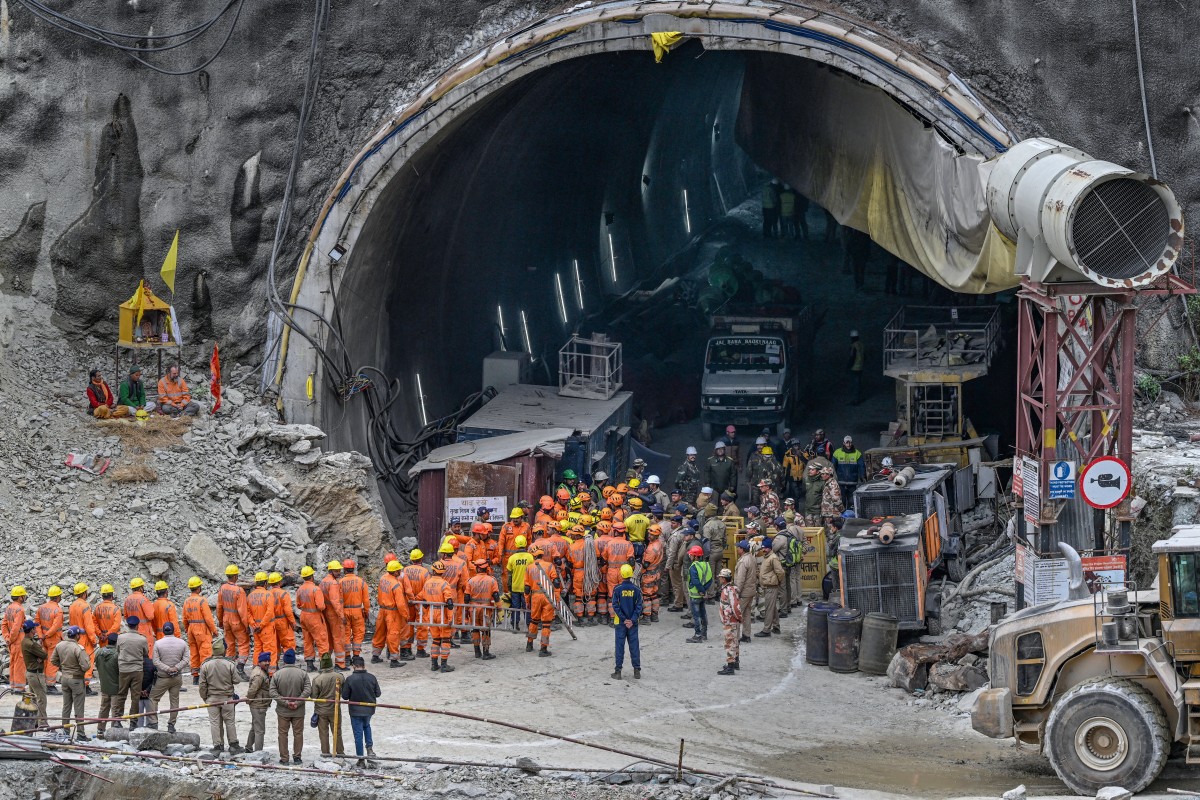La India indemniza con 1.200 dólares a los 41 obreros rescatados tras 17 días en un túnel