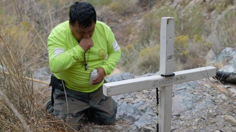 Los desgarradores testimonios de los voluntarios que recogen cadáveres de migrantes en la frontera con EEUU