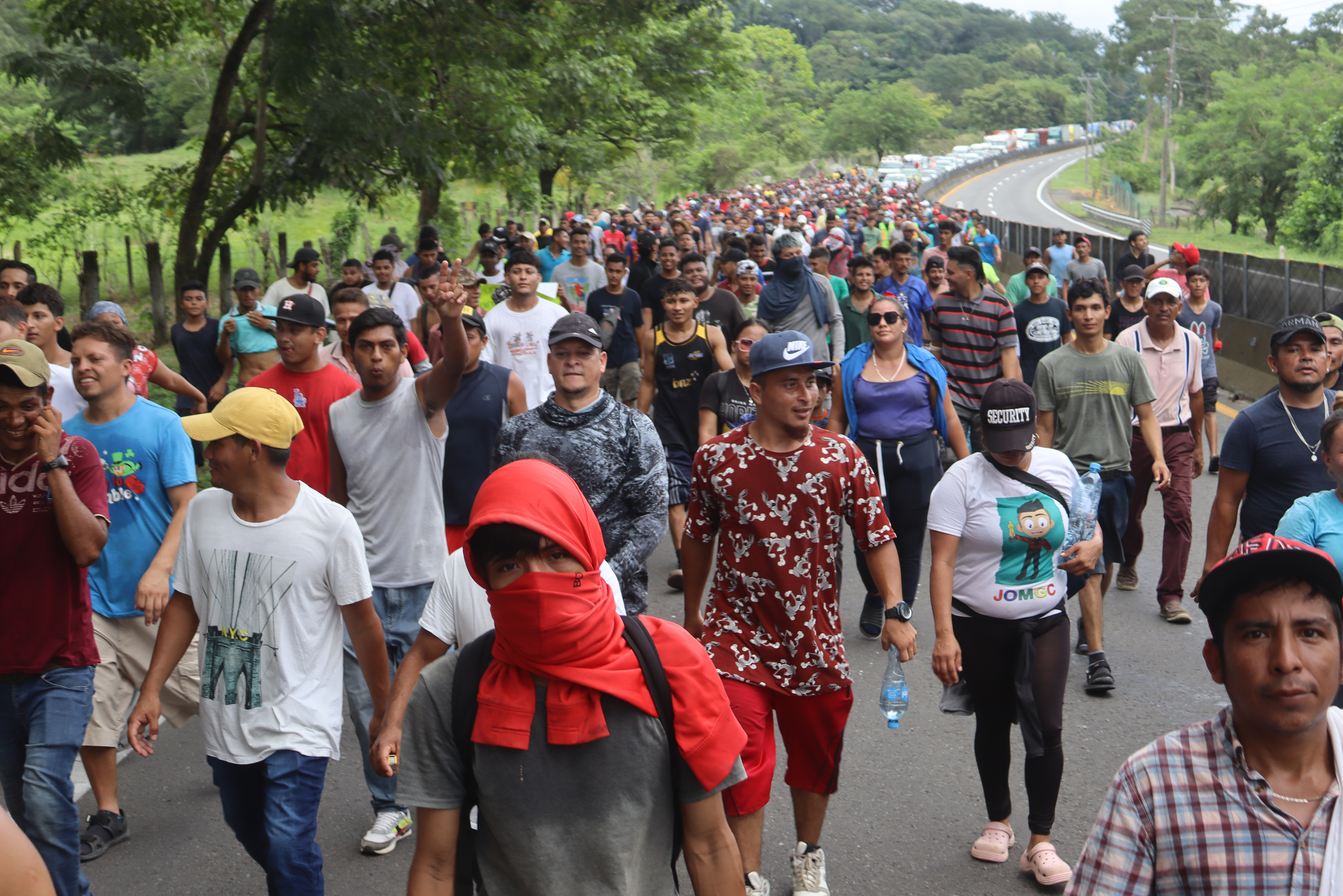 Migrantes bloquean aduana en el sur de México para presionar por permisos de tránsito