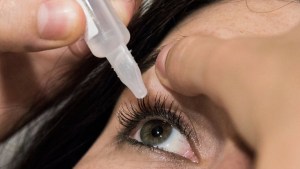Riesgo en EEUU: La FDA alerta que varios colirios pueden provocar infecciones en los ojos